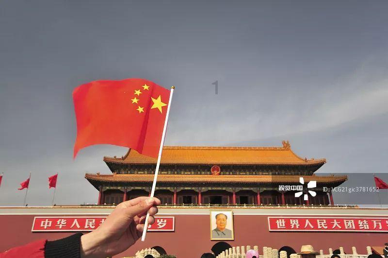 热巴的腰是上帝捏的吧？当她穿红色抹身材裙后，腰线让人羡慕不来
